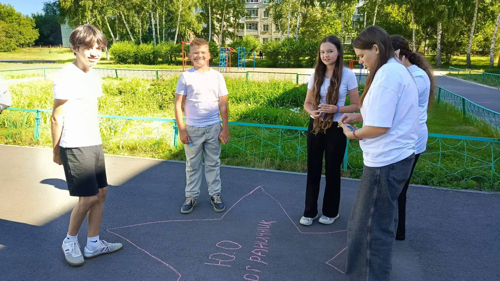 В пришкольном лагере «Солнышко» завершилась летняя смена.

19 июня завершили свою работу профильные 