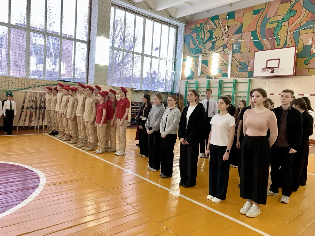 Сегодня, 2 марта, в нашей школе прошла традиционная торжественная линейка. Начало учебной недели озн