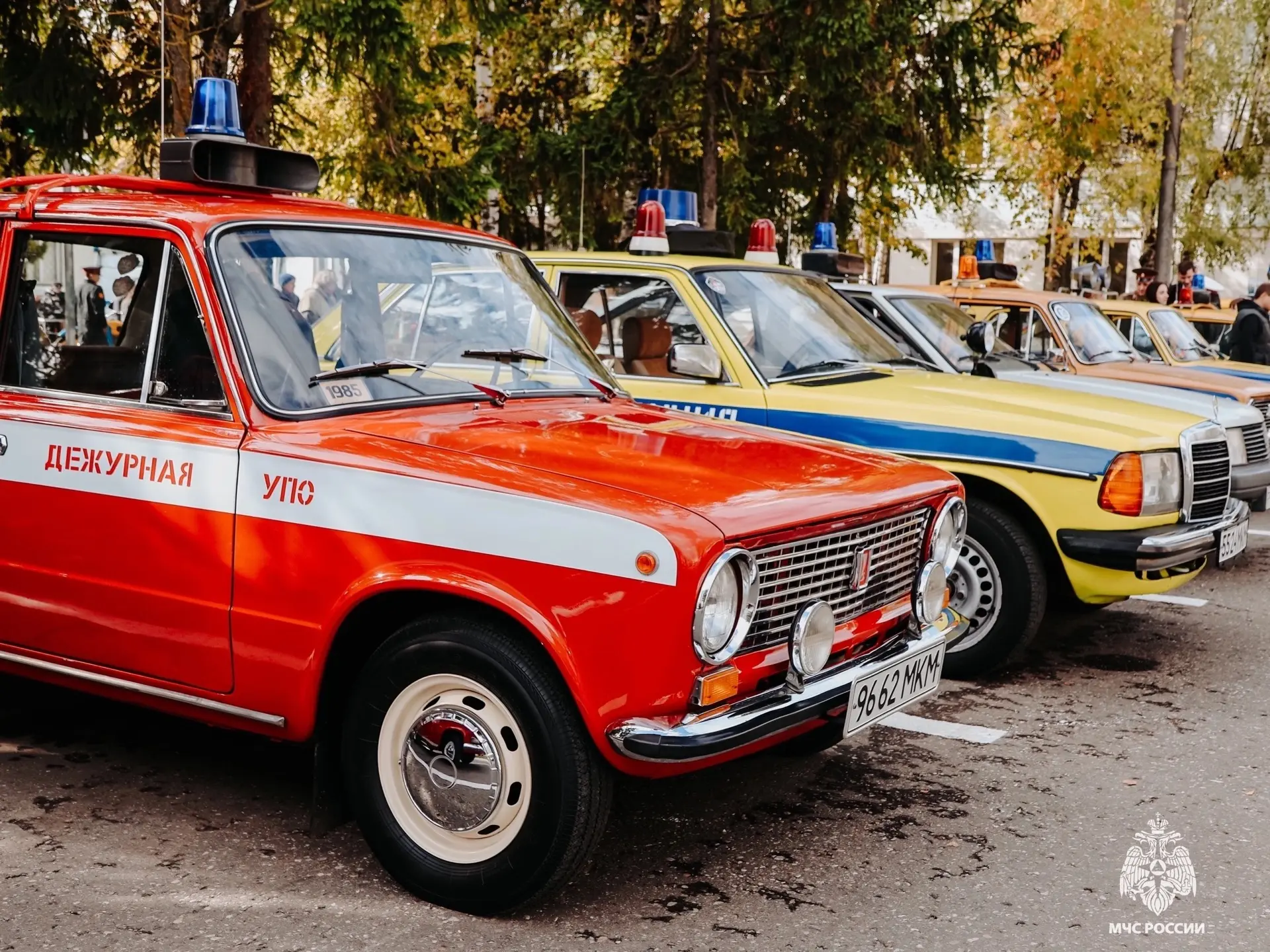 🚒🚓 Сотрудники МЧС и ГИБДД по Тверской области подарили детям праздник с ретро-технико...