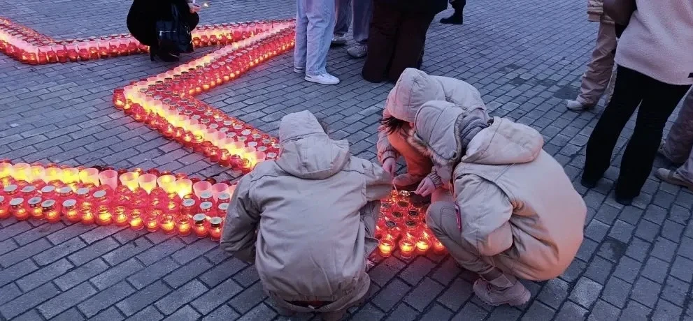 🕯️Юнармейцы школы приняли участие в акции «Свеча Памяти». Традиционная акция, где горожане почтили п