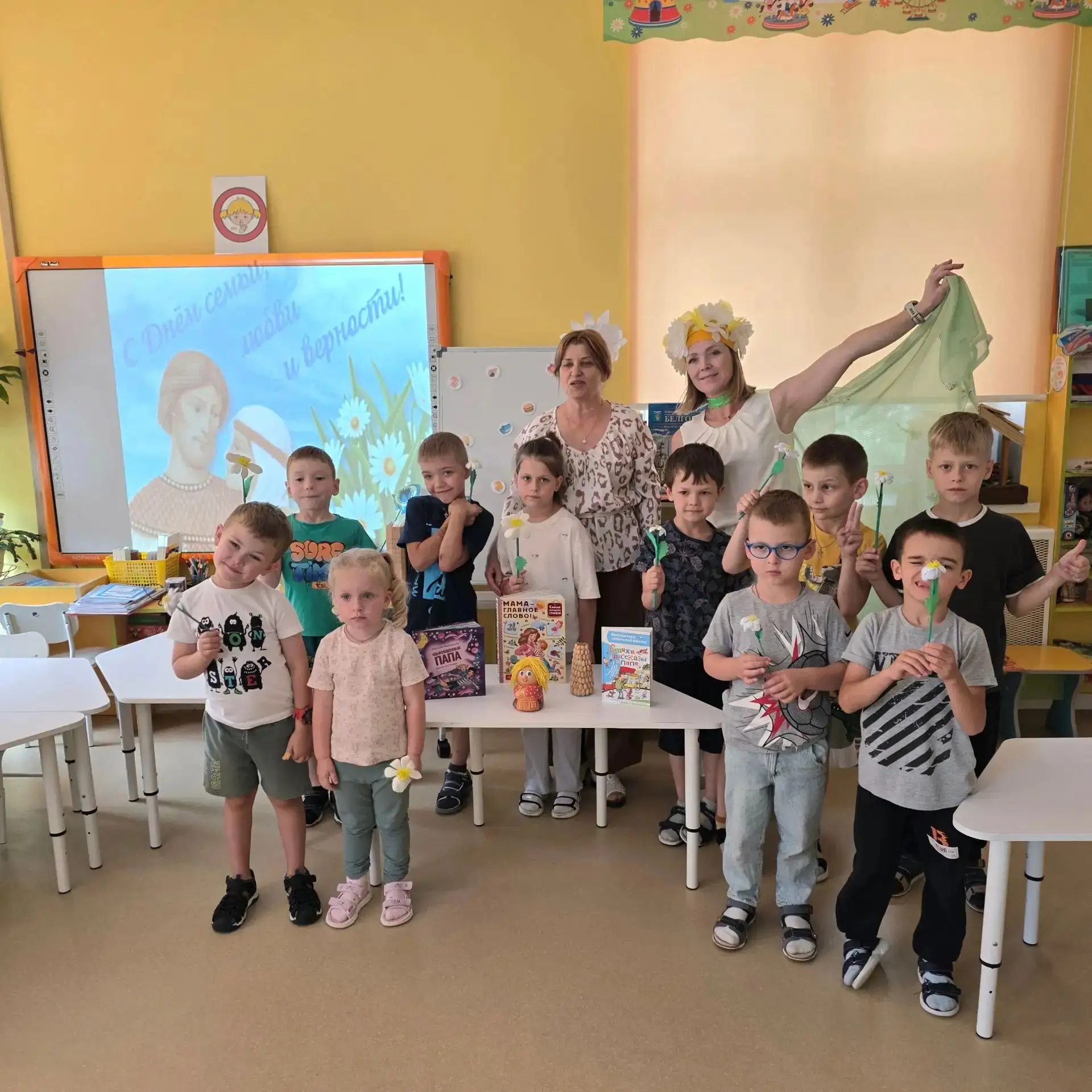 «Под покровом Петра и Февронии» 🌼📚

Сегодня в группе «Непоседы» было тепло и уютно! К нам в гости 
