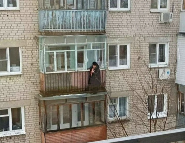 В Нижегородской области сотрудники МЧС спасли пожилую женщину, которая перелезла через перила балкон