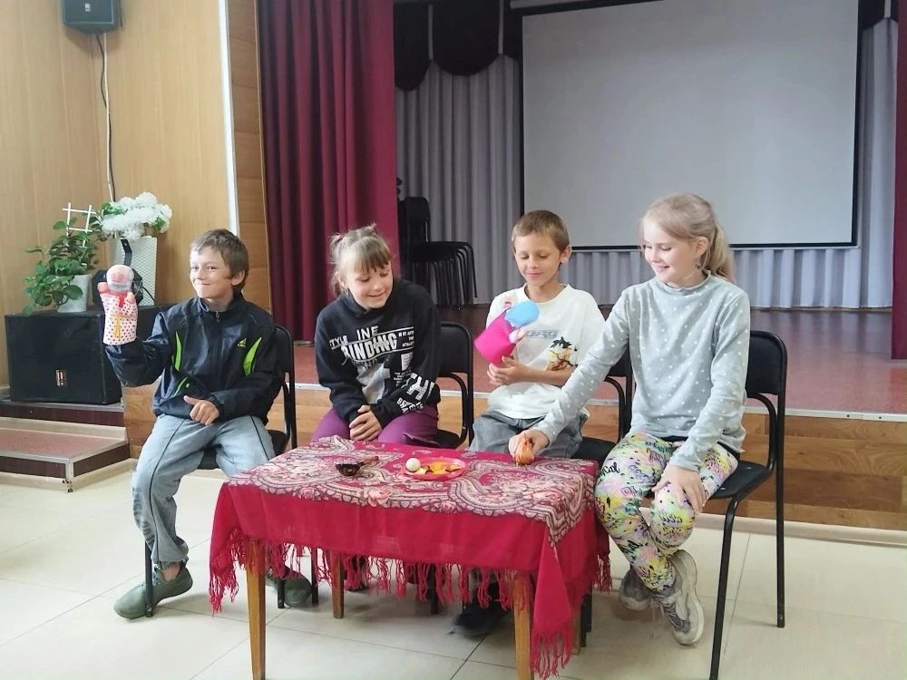 Роль русских народных сказок очень огромная. Через сказку прививаются нравственные качества, у детей