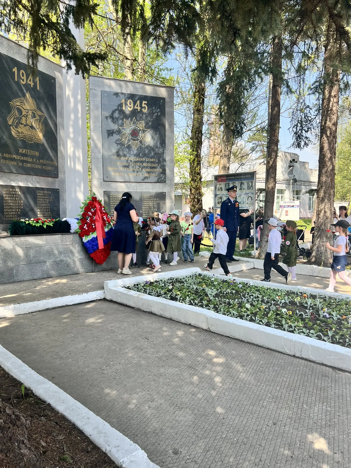 В канун празднования Дня Победы стало доброй традицией ходить к памятнику погибших в годы ВОВ на воз