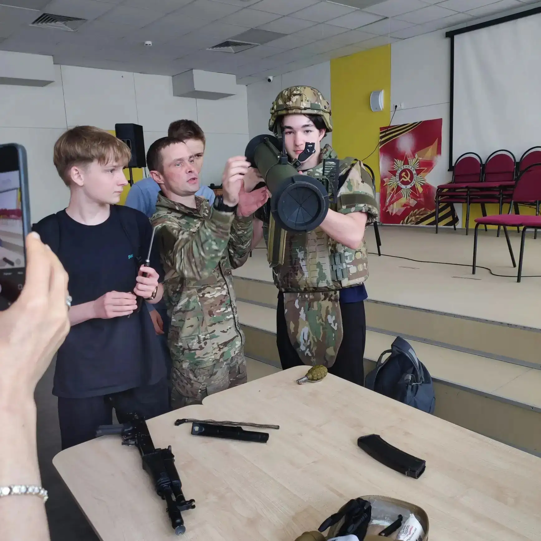 📌 18 мая в нашей школе прошел урок МУЖЕСТВА. Учащиеся 9"Б" и 9"Д" классов встретились с членами Ассо