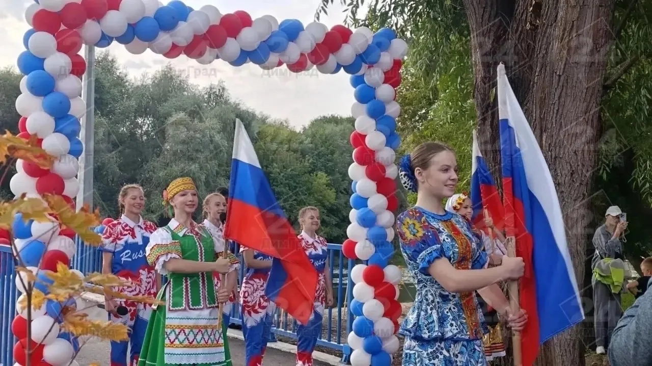 На Верхнем пруду — торжественное открытие моста.