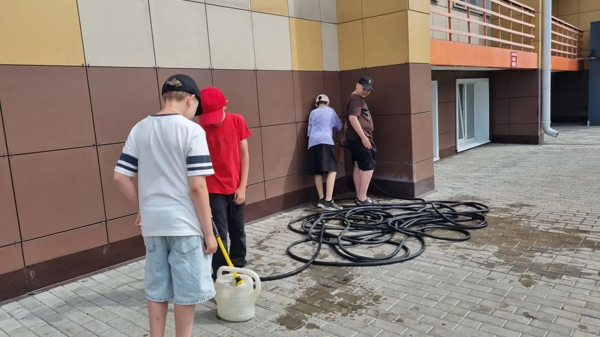 🌞Жара не сдаёт позиций —  термометр 🌡️ показывает высокие цифры , а наши ребята на практике всё ра