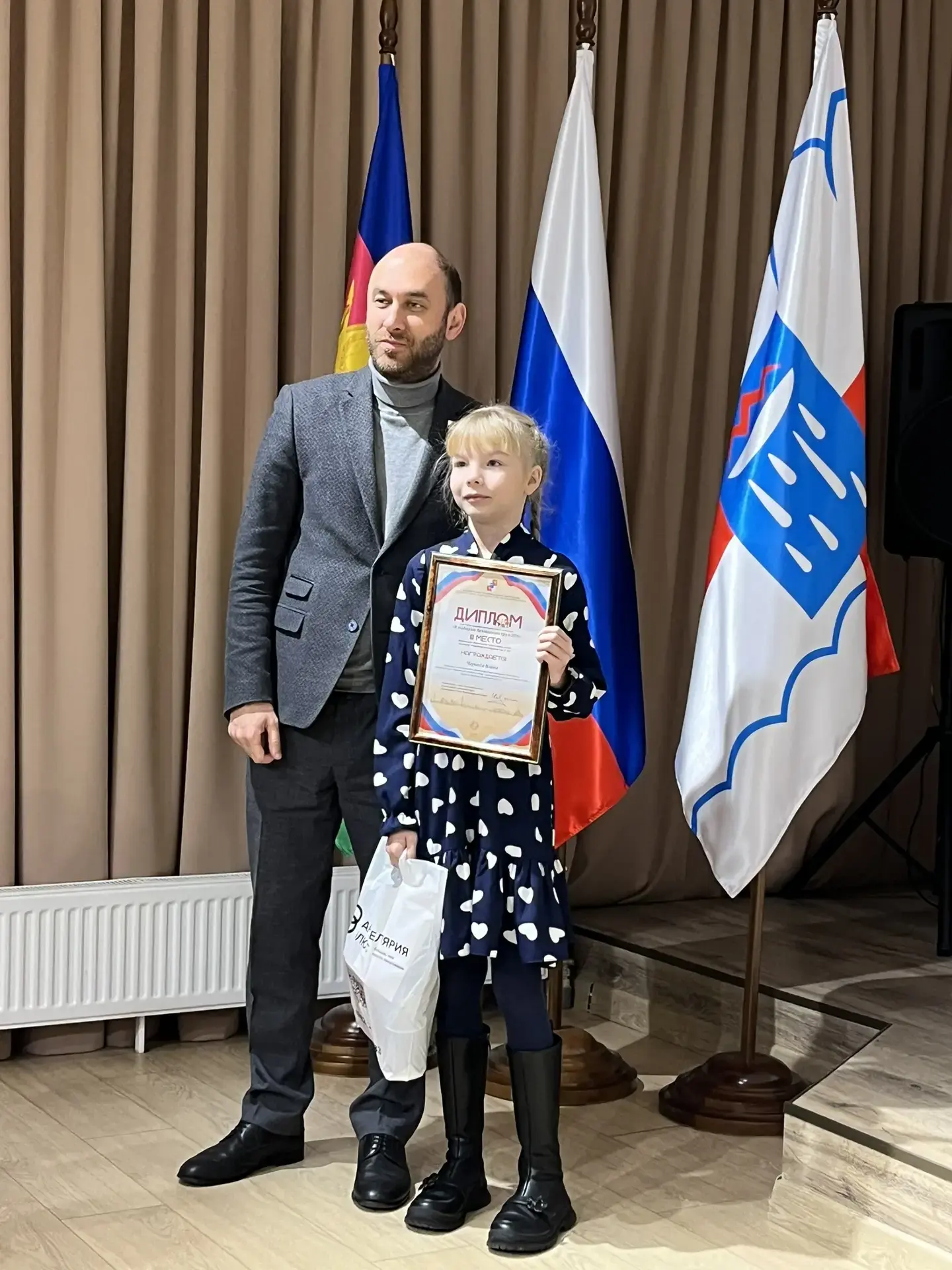 Поздравляем Чернову Владу из 2 Б класса с победой в краевом конкурсе!   Сегодня в администрации горо