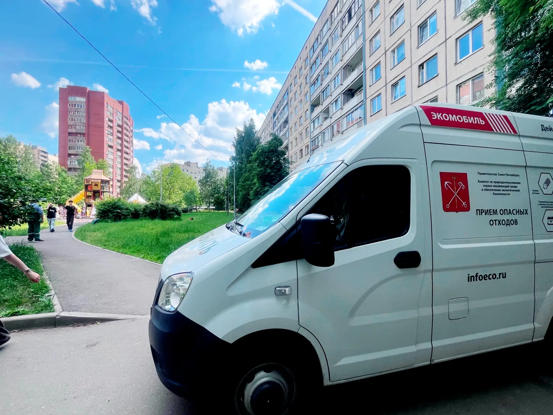 Куда сдать опасные отходы: в Красногвардейский район приедет экомобиль