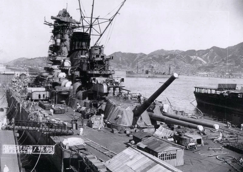 📸 Линкор «Ямато» на достройке в военно-морской базе Куре, вид с кормы, сентябрь 1941-го. В акватори