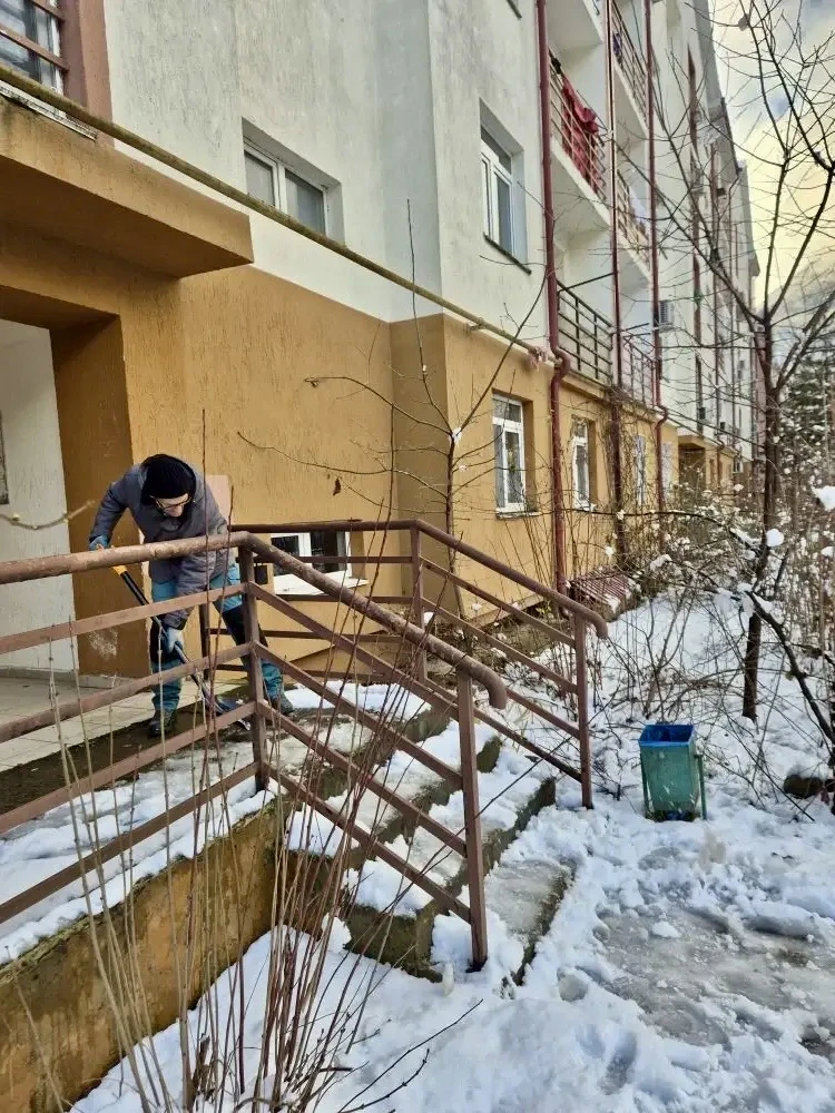 Уважаемые жители!  Сегодня наши специалисты провели уборку снега у выходов из подъездов многоквартир