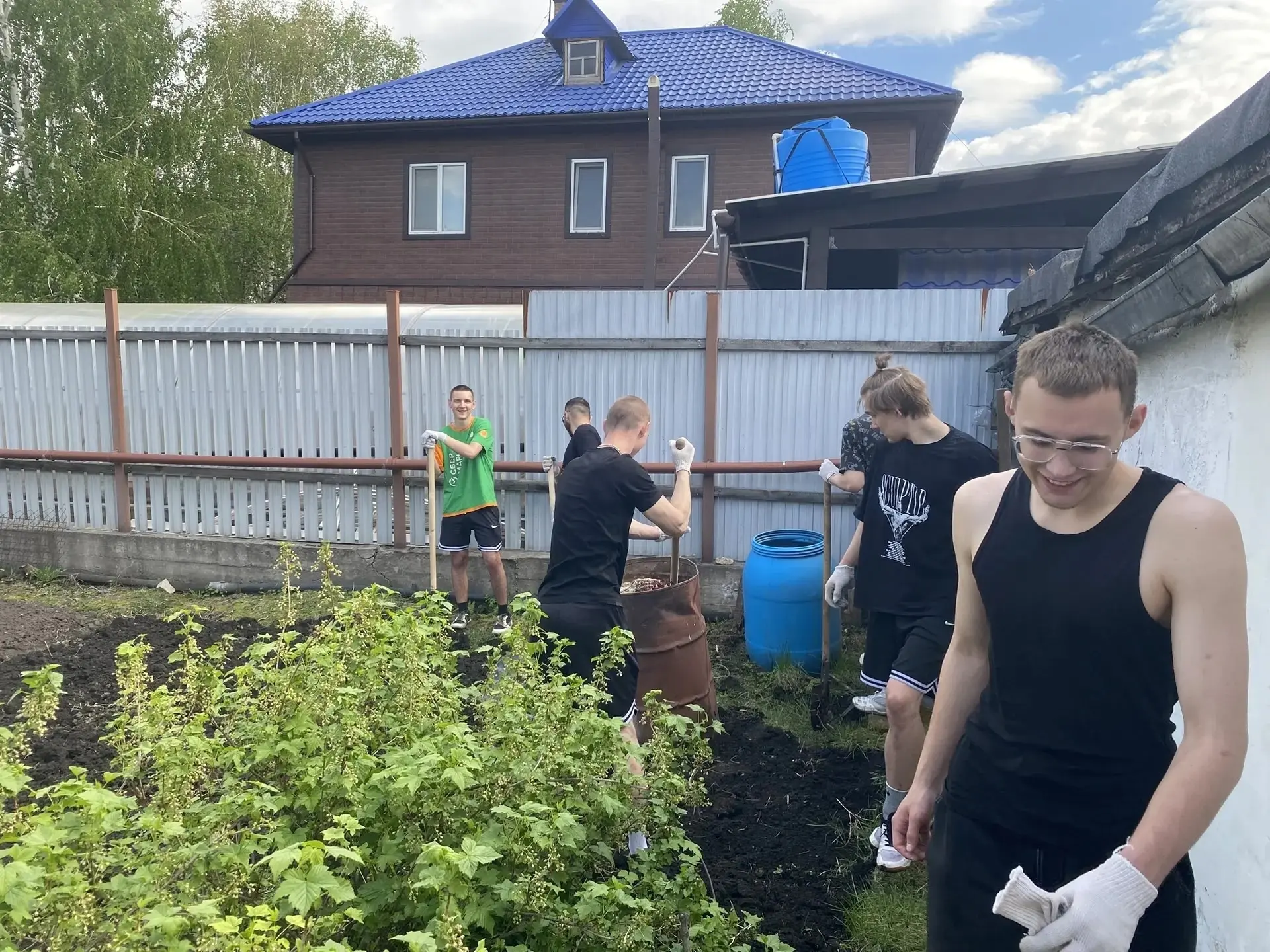 Поддержка близких бойцов: волонтёры помогают семьям участников СВО

Жёны и матери участников специал