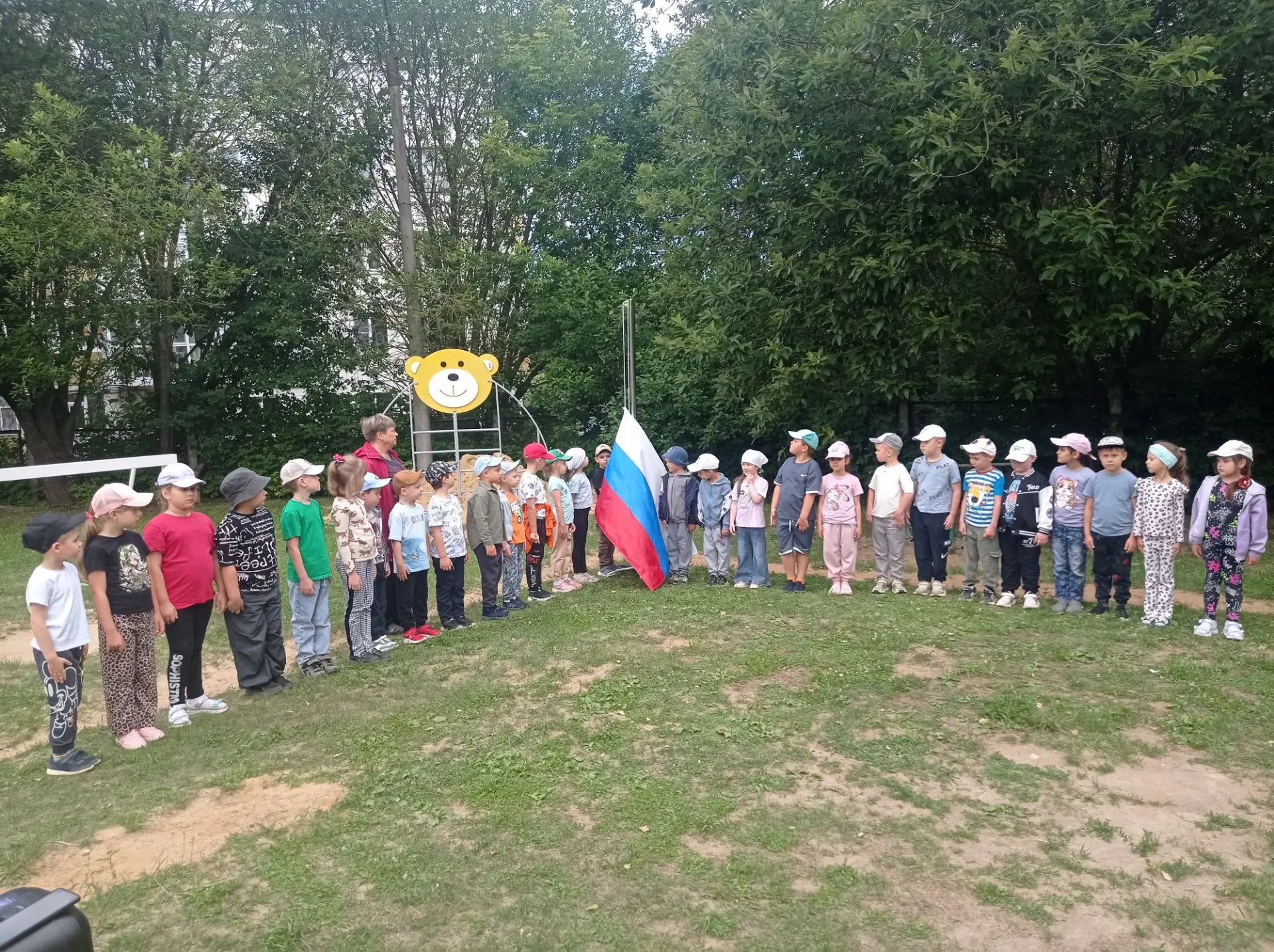 Новая неделя в детском саду традиционно началась с церемонии поднятия флага Российской Федерации! 🇷