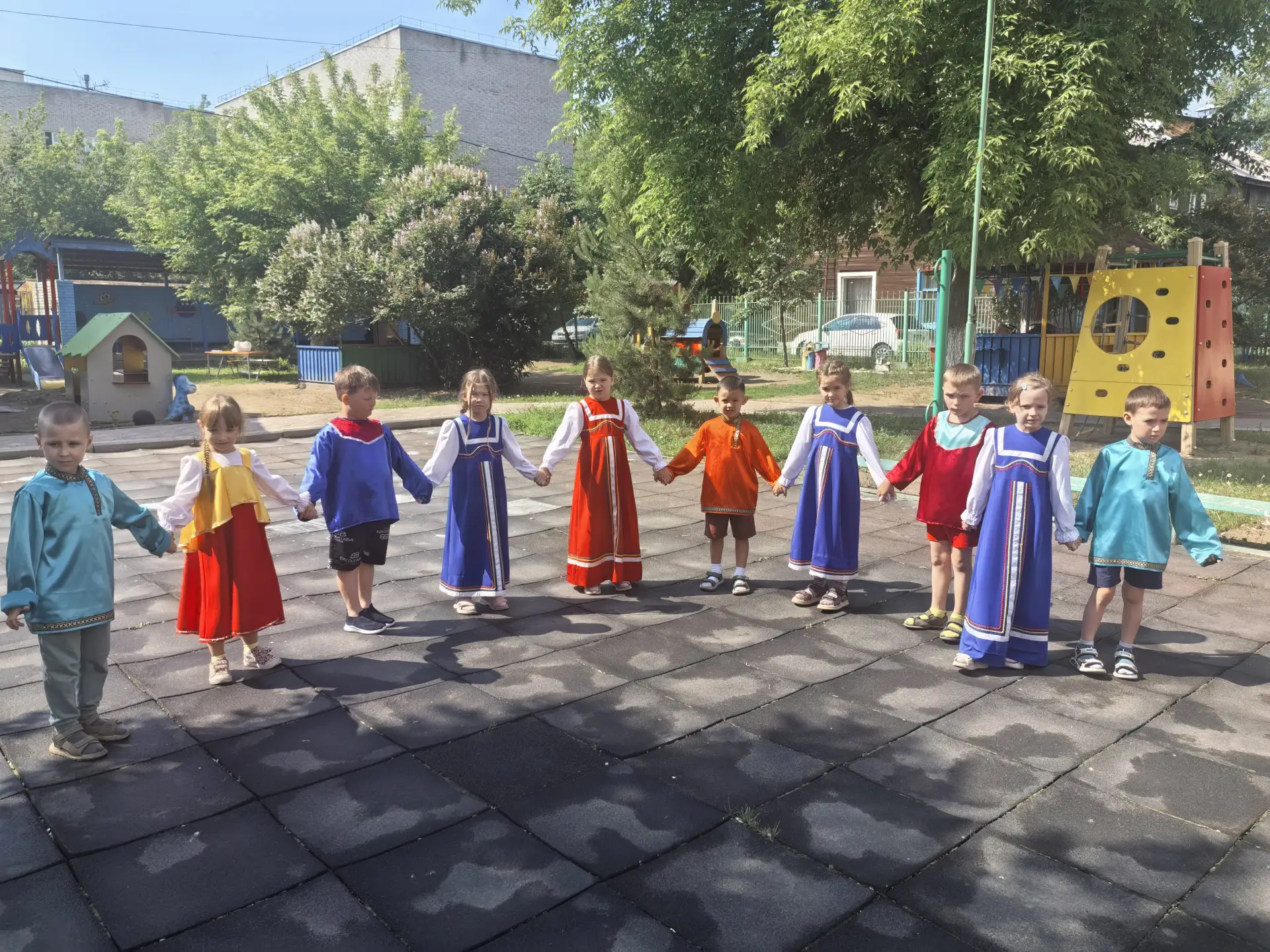 В преддверии Дня России у нас в детском саду царила особая атмосфера!
⁣
«Светлячки» не просто вспомн