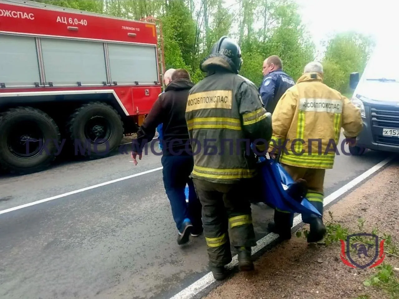 🆘 Спасатели помогли пожилому рыбаку, чей автомобиль вылетел в кювет и застрял между деревьями ⚡️  🚘 
