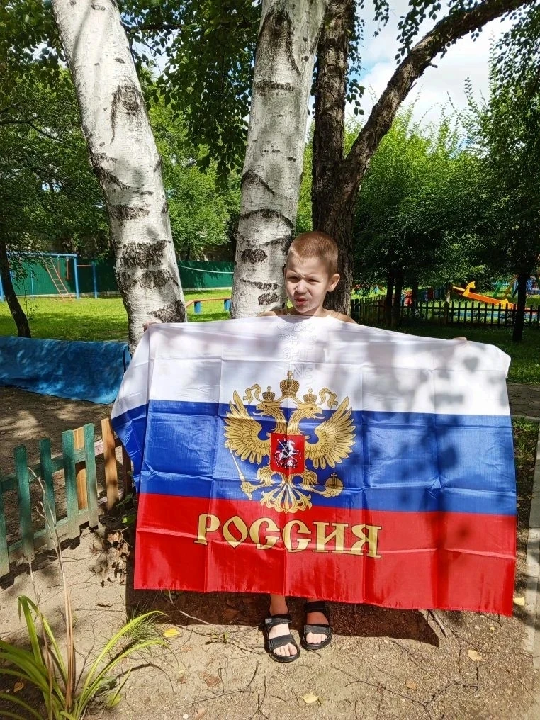 Номоконов Андрей
2 Б класс участник фото флешмоба «Я, ты, он, она – вместе целая страна» 

#ЯТыОнОна