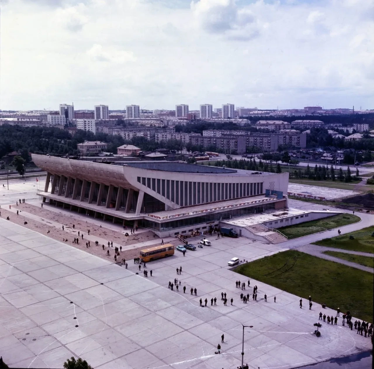Дворец спорта «Юность» в Челябинске сооружен в 1967 г. по проекту «Спортивный и кинокон...