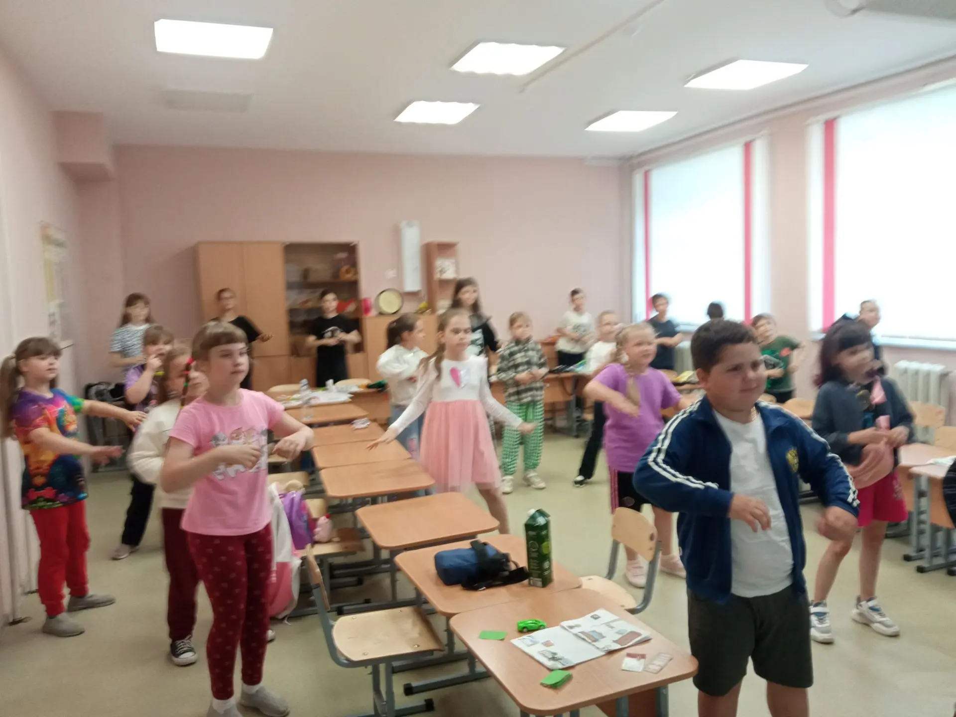 Заключительный день в школьном лагере дневного пребывания "Каникулы" начался с физкультурной зарядки
