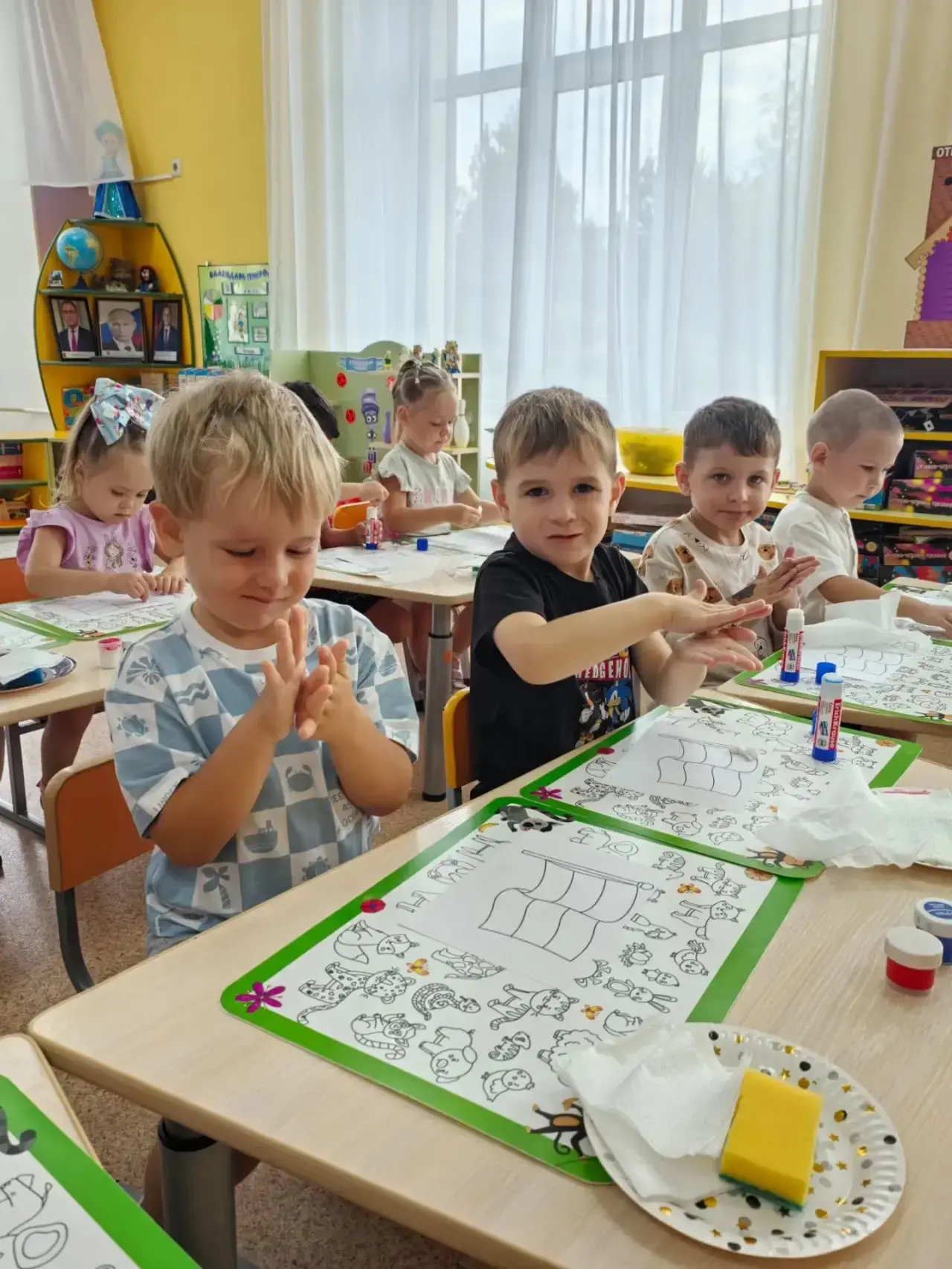 Сегодня ребята из группы «Ландыш» готовились ко Дню флага Российской Федерации! 🇷🇺