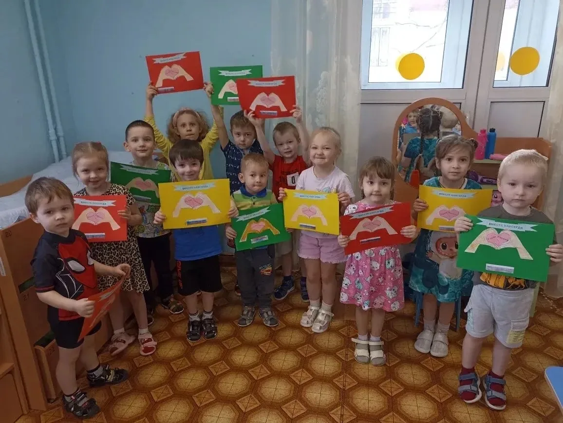 Воспитатели и дети группы "Веселый самолётик" приняли участие во Всероссийской онлайн-акции «Окна Ру