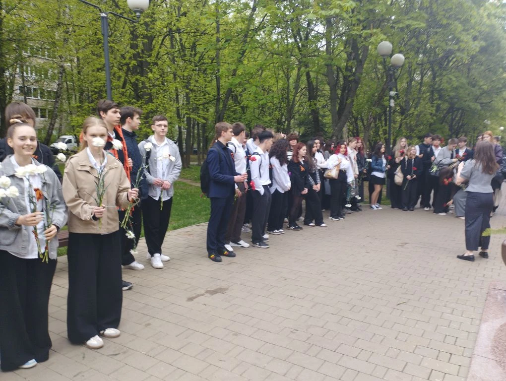 Учащиеся 10-х классов почтили память погибших героев Великой Отечественной войны и возложили цветы к