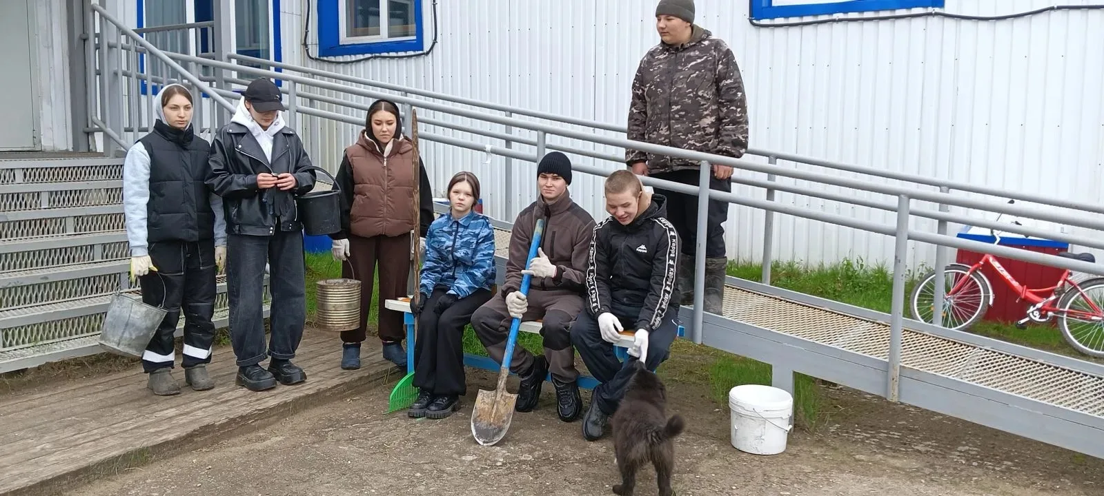 👋 В пятый день работы участники летнего трудового отряда продолжили выполнять важные и...