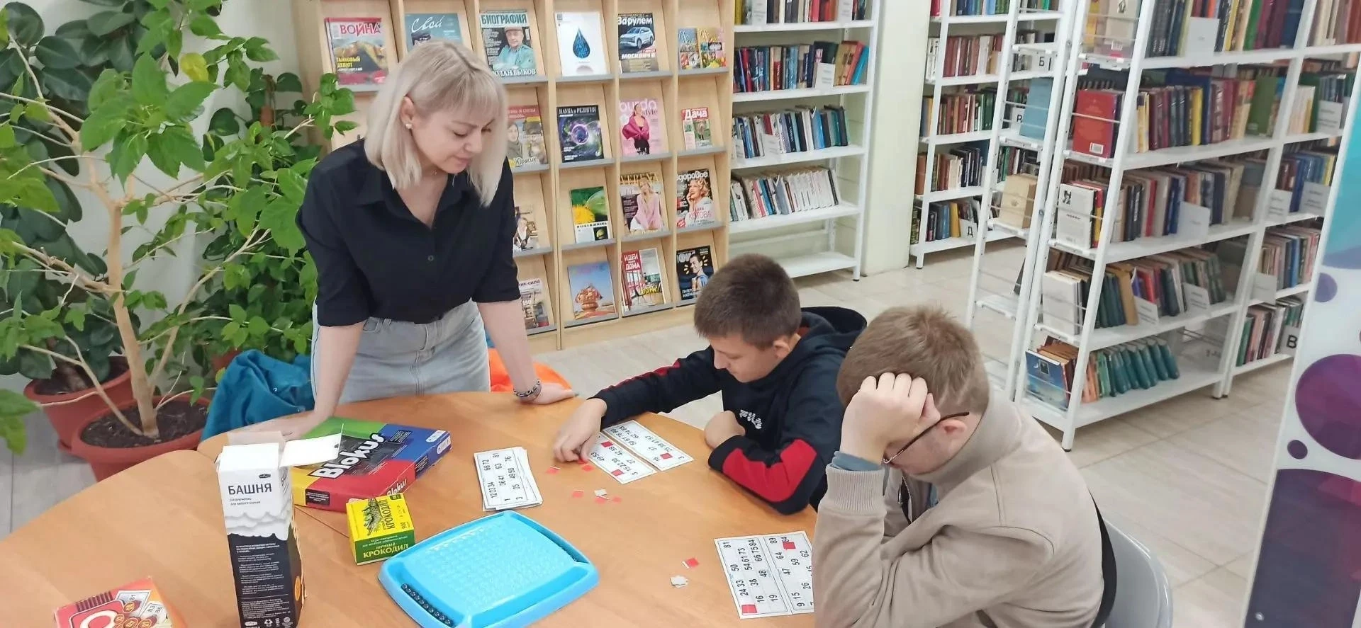 В Центральной городской библиотеке проходит цикл игротек "Любимые настолки!" Это замечательная возмо