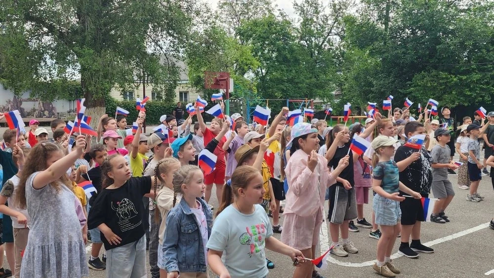 🇷🇺 С Днём России! Поздравляет лагерь «Городок здоровья»! 

12 июня, мы встречаем главный праздник 