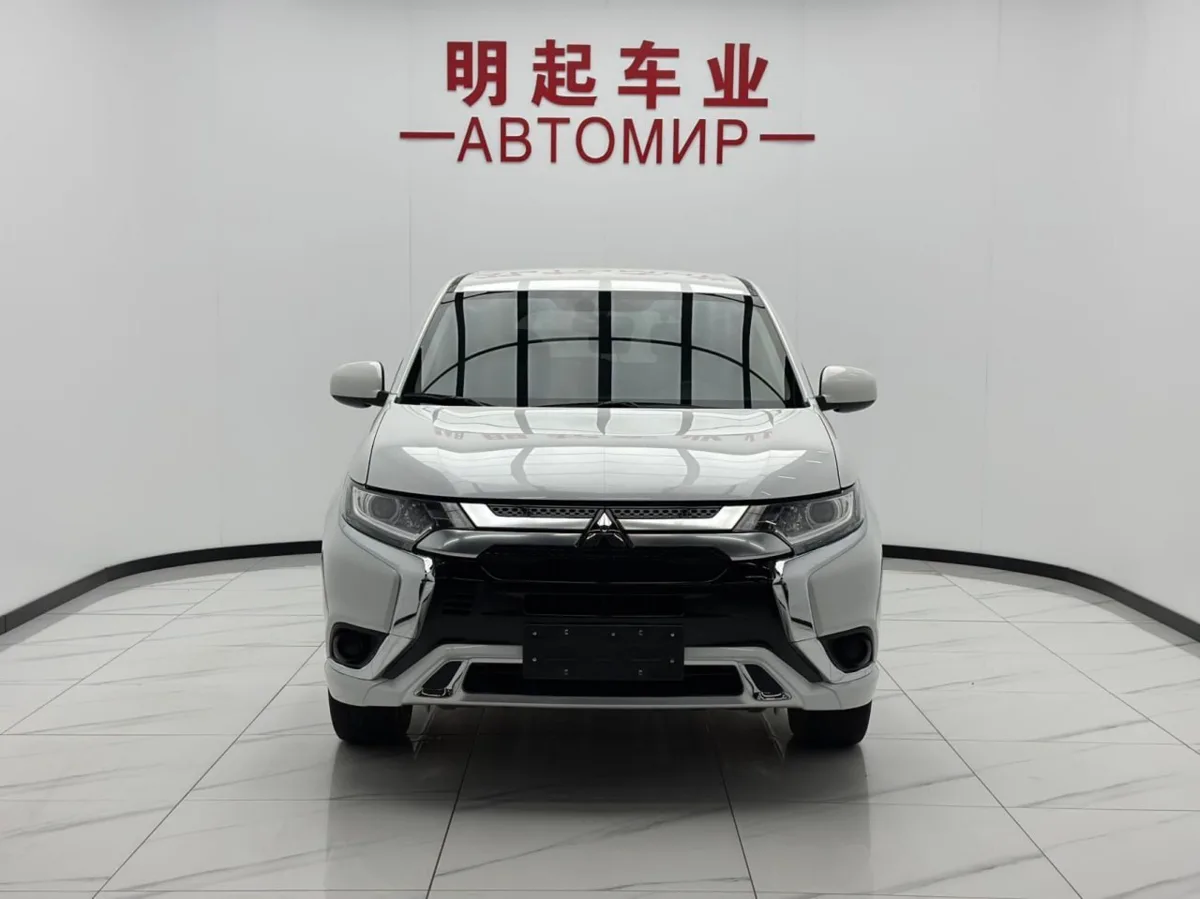 🇨🇳 Mitsubishi Outlander 5 2.0 · 2022