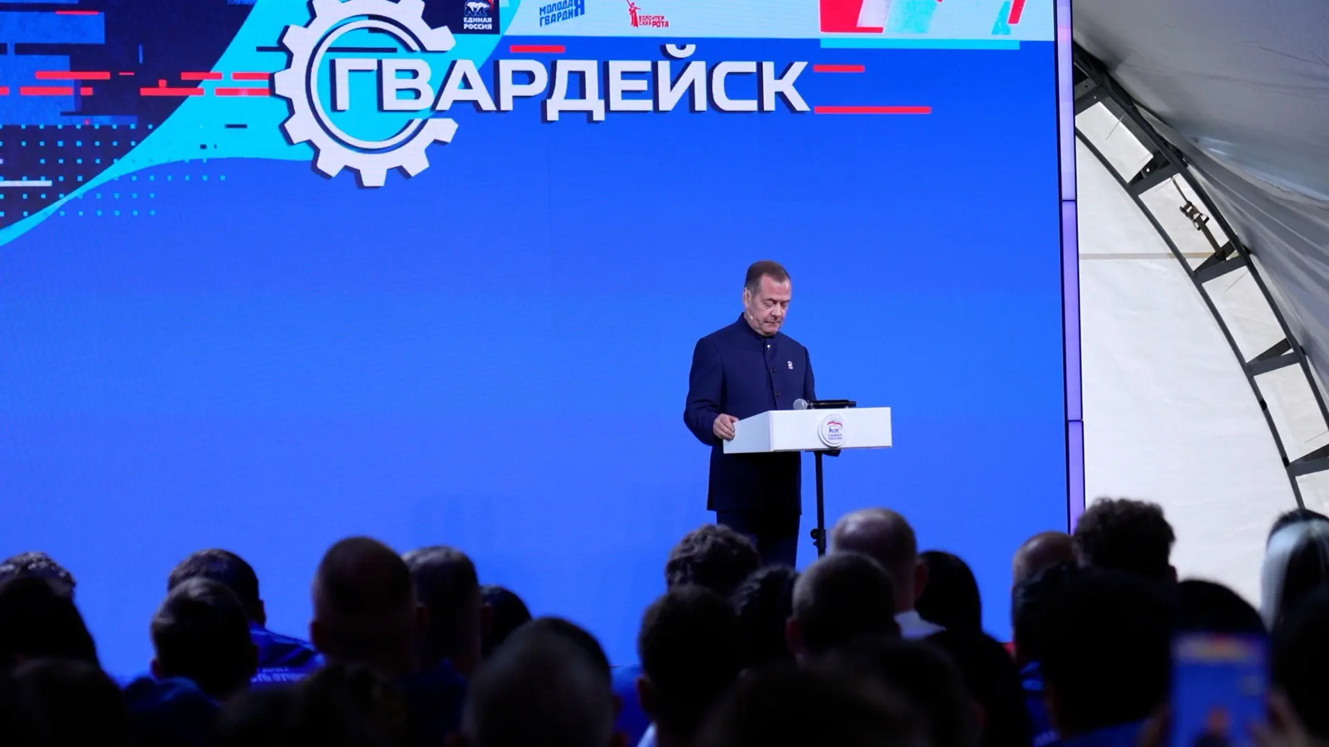 Дмитрий Медведев отметил важность работы волонтеров в прифронтовых регионах

«Это очень важное напра