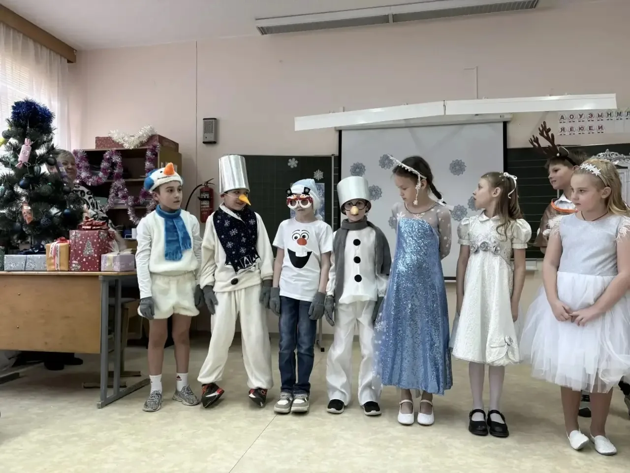 Сказочная премьера от 2 «В» класса  Сегодня состоялась волшебная постановка сказки **«Снежная Короле