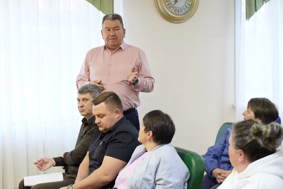 💬 Жители Синегорска обсудили актуальные вопросы с и.о. вице-мэра Евгением Золотовым  На встрече в фо