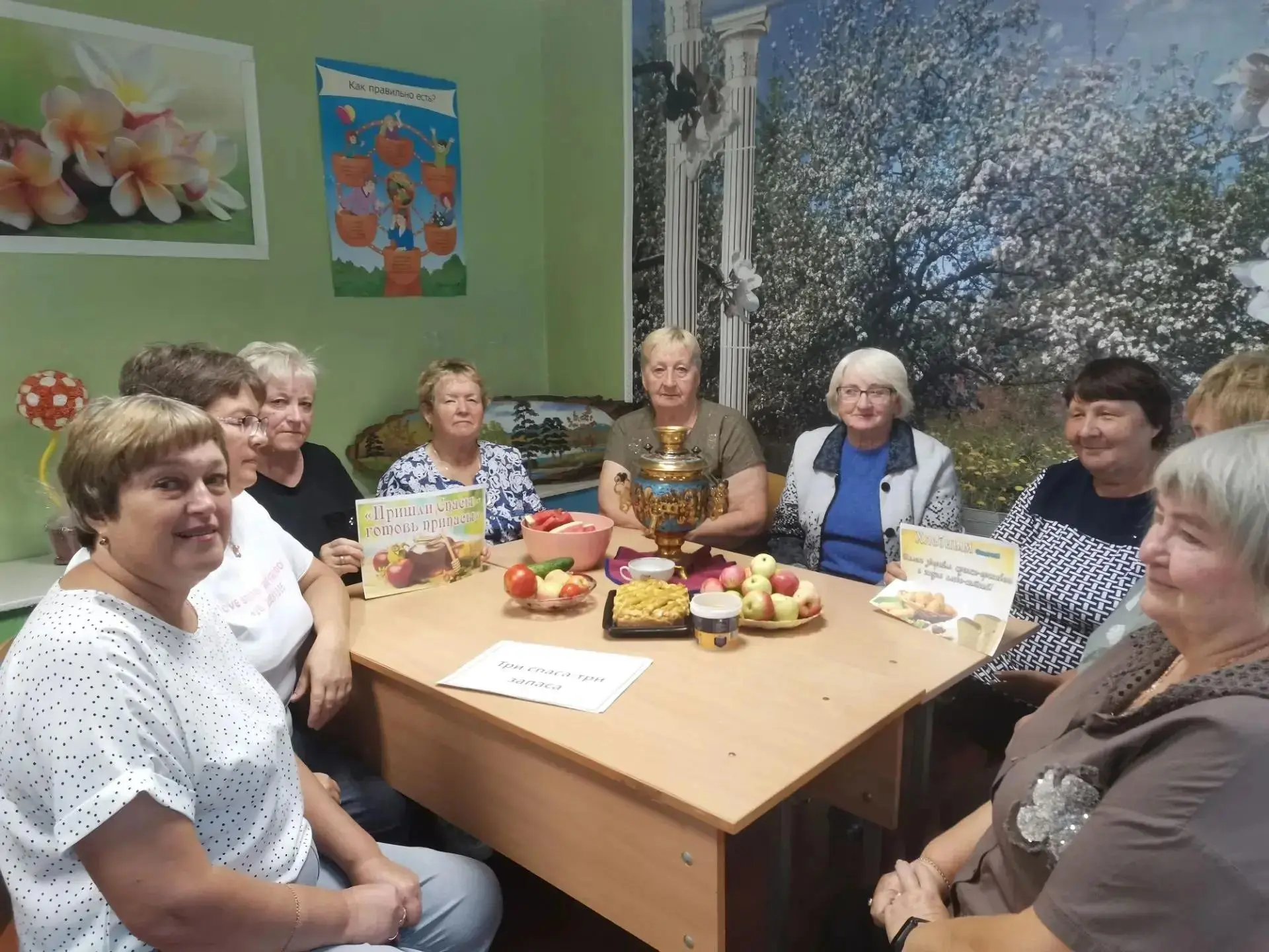 В Карлинской сельской библиотеке прошёл познавательный час «Три спаса - три запаса». В ...