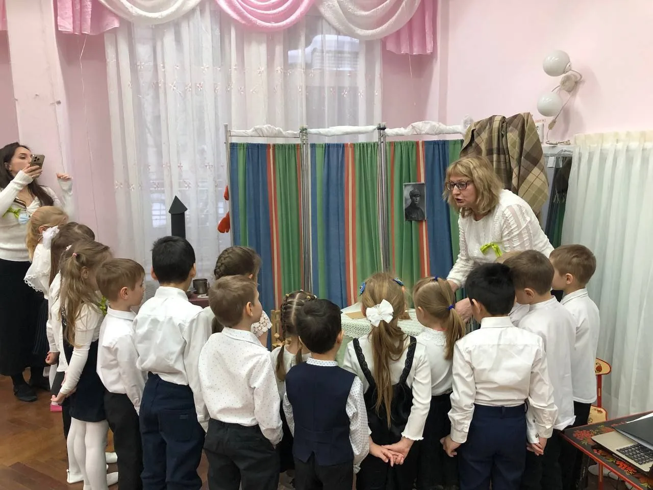 Дорогие родители и гости канала! 🌸
В эти два дня наши малыши приняли участие в очень трогательном и