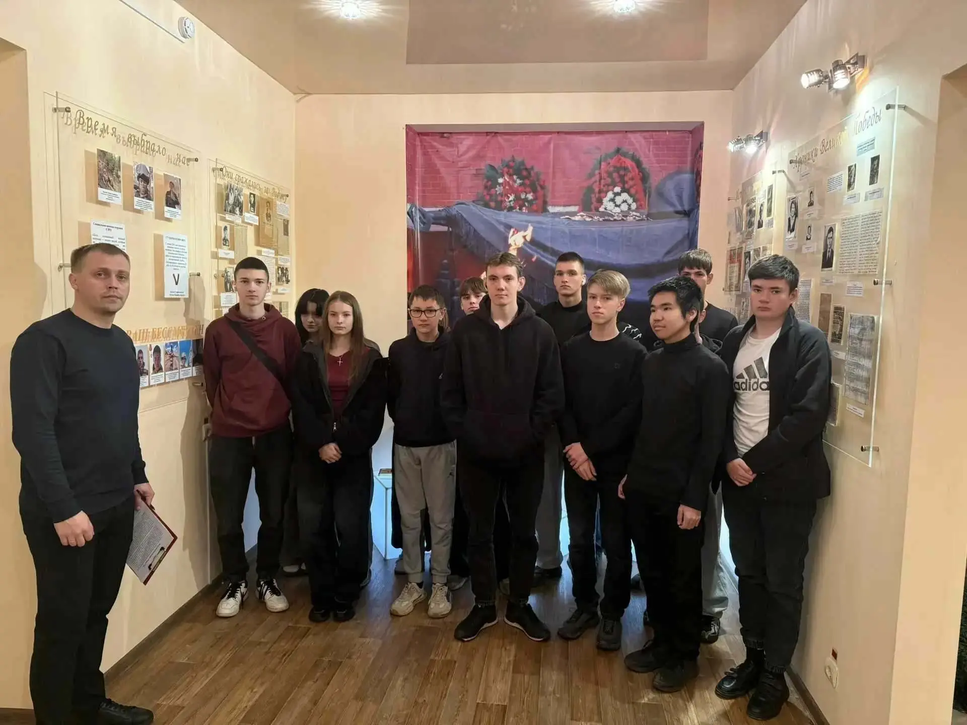 🎗 Мужество, вошедшее в историю: в КГБ ПОУ НПГТ прошел информационный час у музейного стенда памяти
