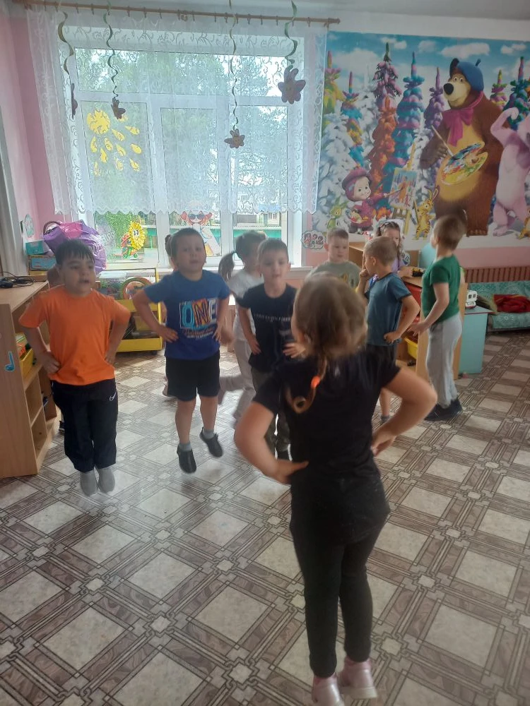 Сегодня ребята делали зарядку самостоятельно показывая свои движения и дети охотно их повторяли.
Так