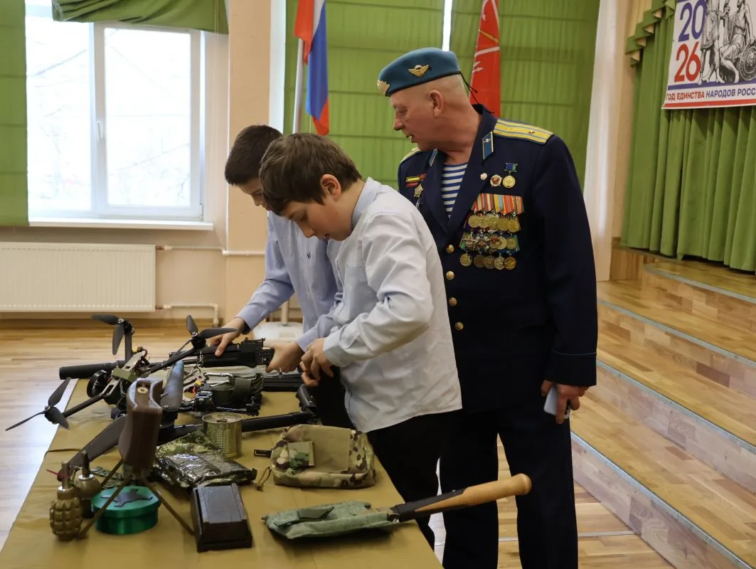 🇷🇺 Урок мужества: встреча с героями нашего времени  Сегодня в нашей школе прошло особенное событие. 