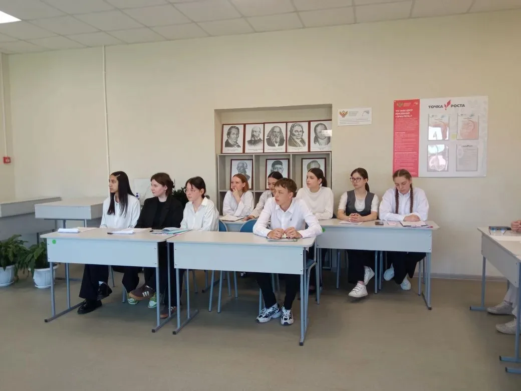 Сегодня в 10 классе прошла защита индивидуальных проектов. На защите обучающиеся продем...