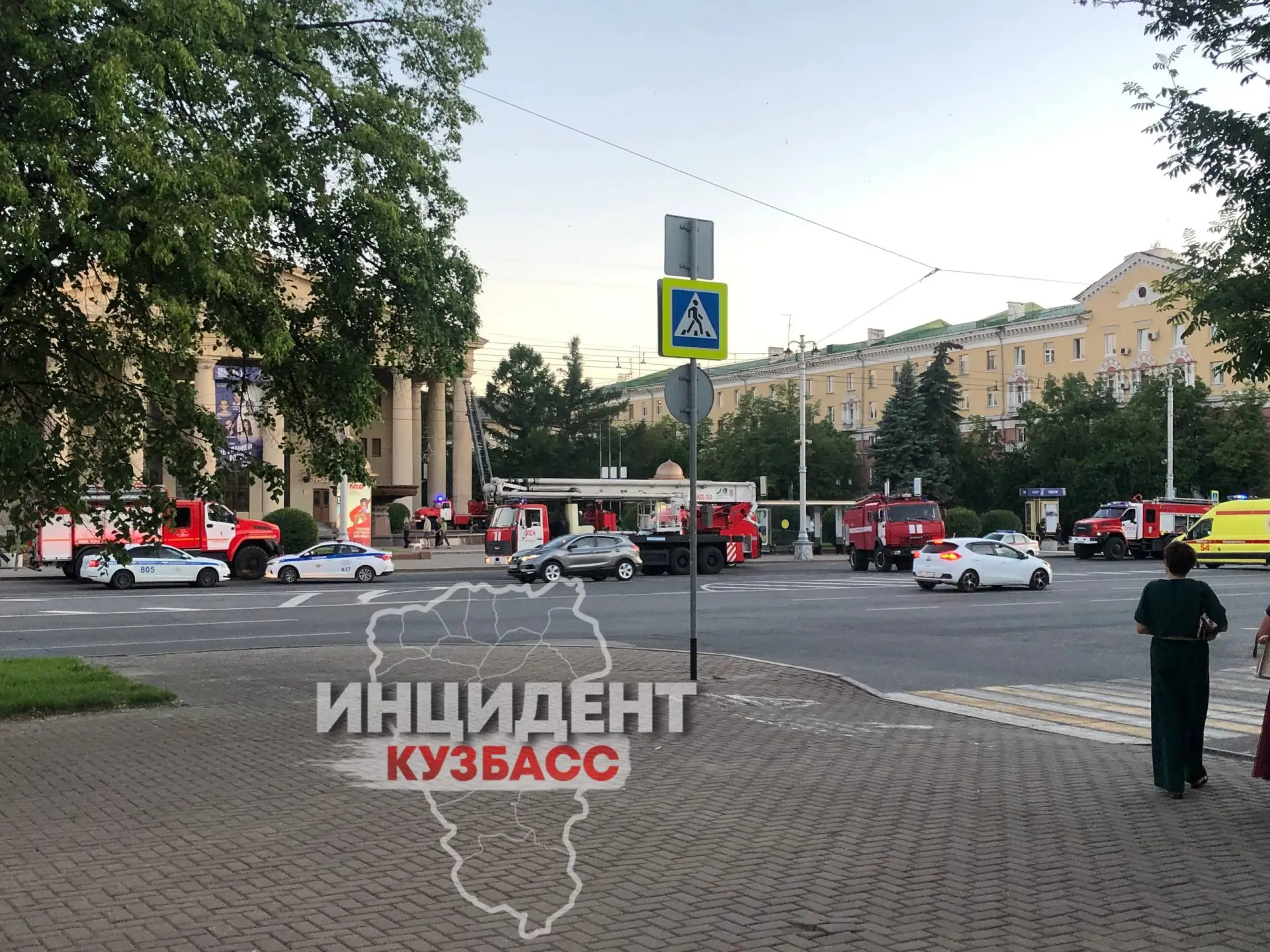 Вчера в Кемерове к драмтеатру примчались куча пожарных, полиция и скорая помощь.

Фото сделано около