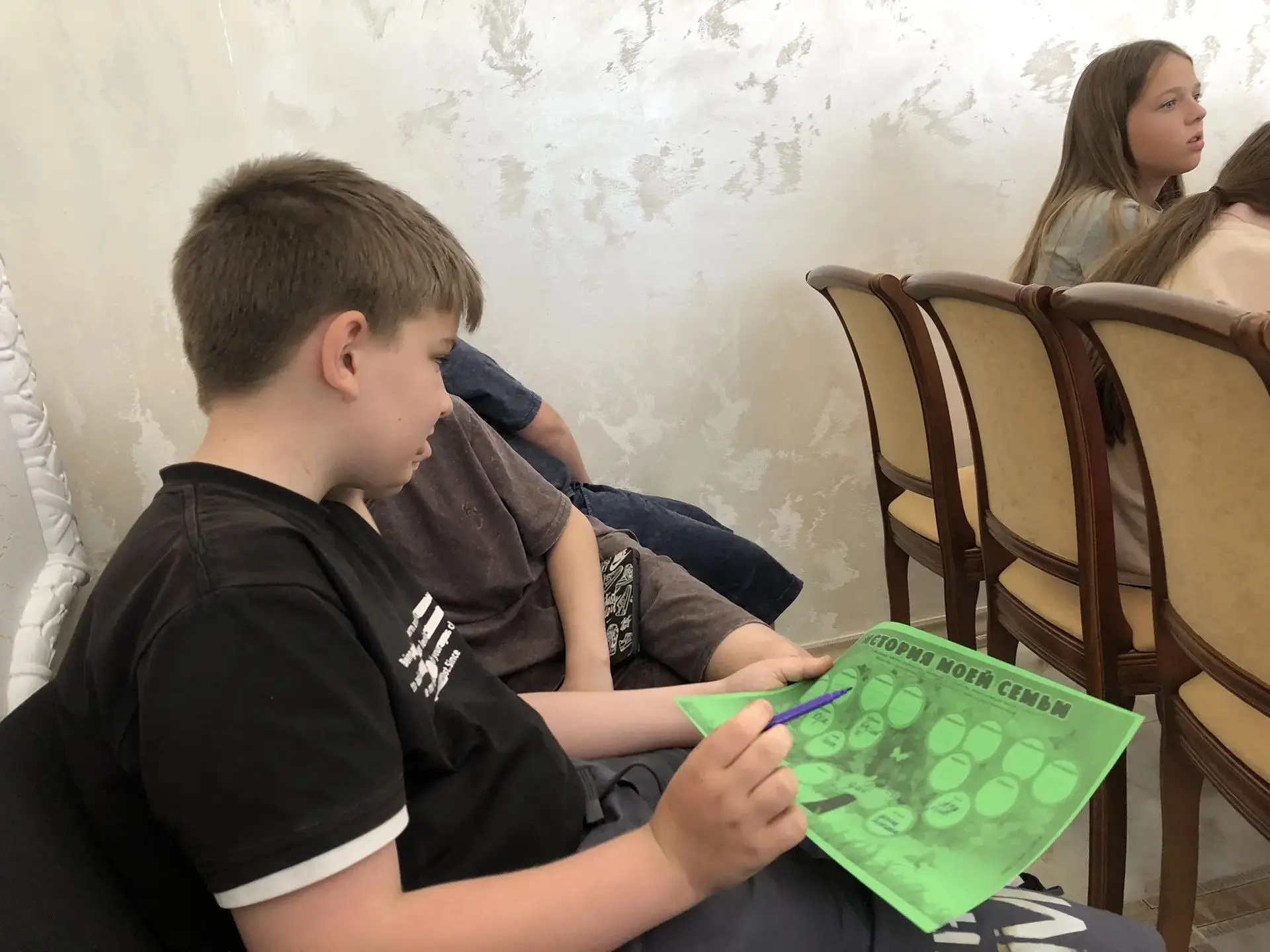 День в лагере начался бодро — с утренней зарядки под задорную музыку.