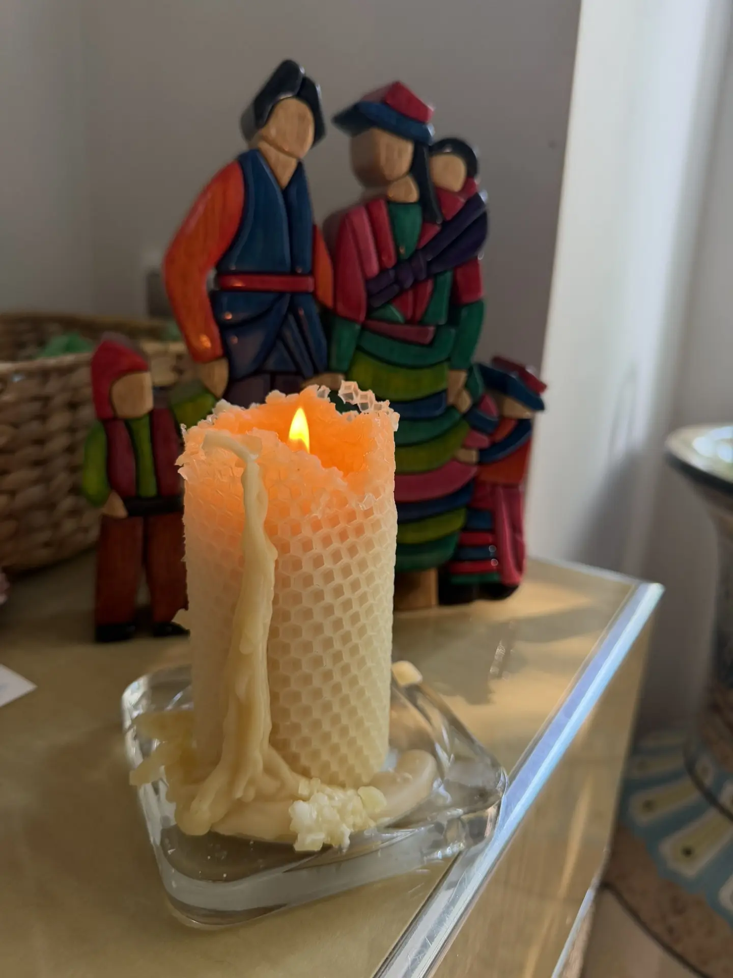 Греем свечой северо-восток весь день! Любой цвет 🕯️ 
Никогда не ставим на пол, нужно ближе к окнам 