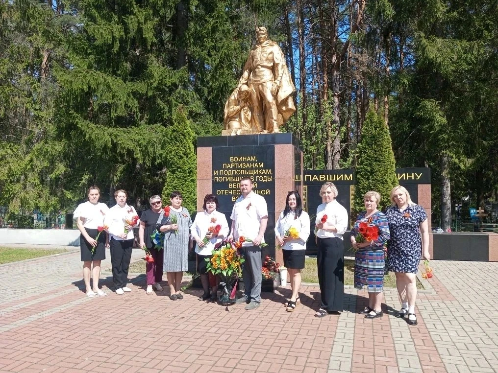 🔥🎗️ 9 МАЯ по всей стране  проходят акции по возложению цветов и венков к памятникам погибших в Велик