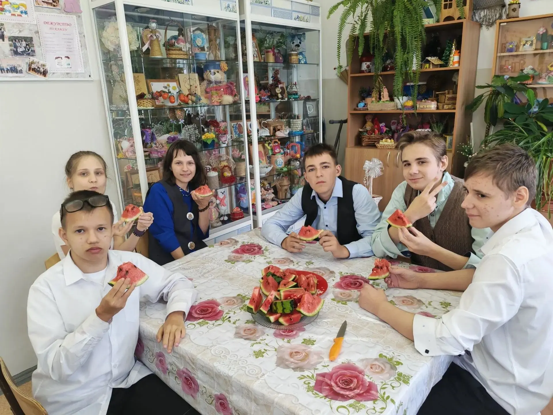 Наш класс — это место, где всегда царит дружба и хорошее настроение! Мы как одна больша...