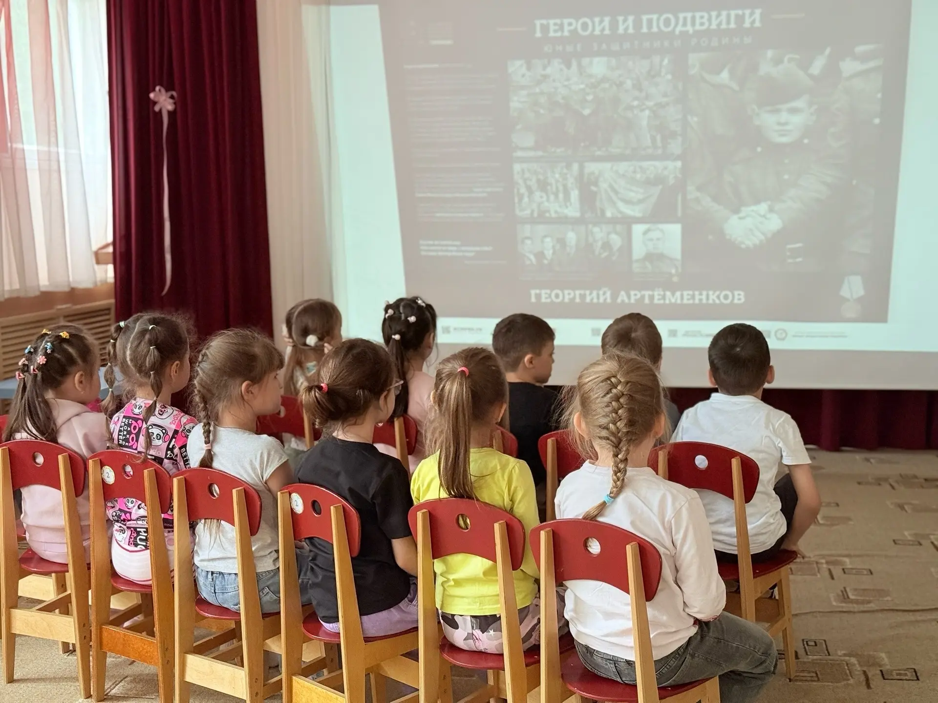 В нашем детском саду сегодня была открыта мультимедийная выставка «Герои и Подвиги — Юные защитники 
