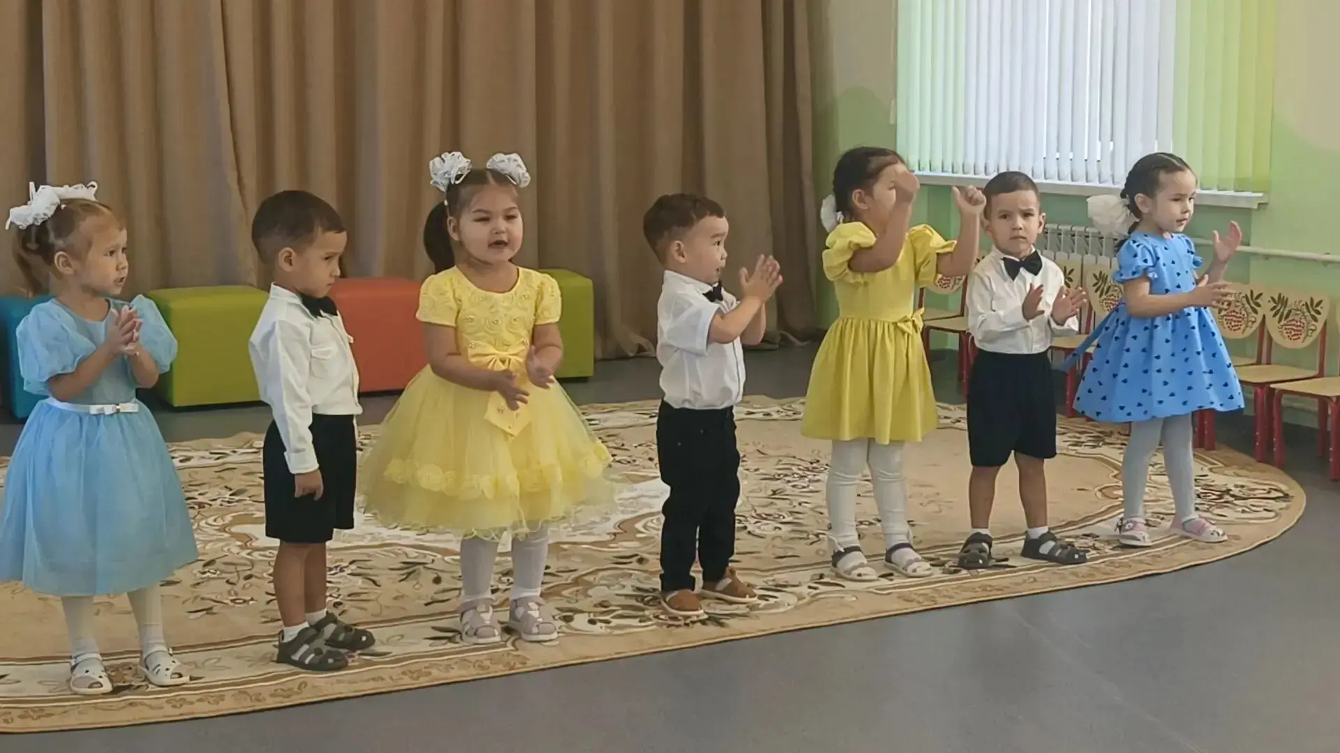 "Лилиә" кескәйҙәр  төркөмө балалары өләсәй, олатайҙарын ҡотларға тип  бүләк эшләнеләр һ...