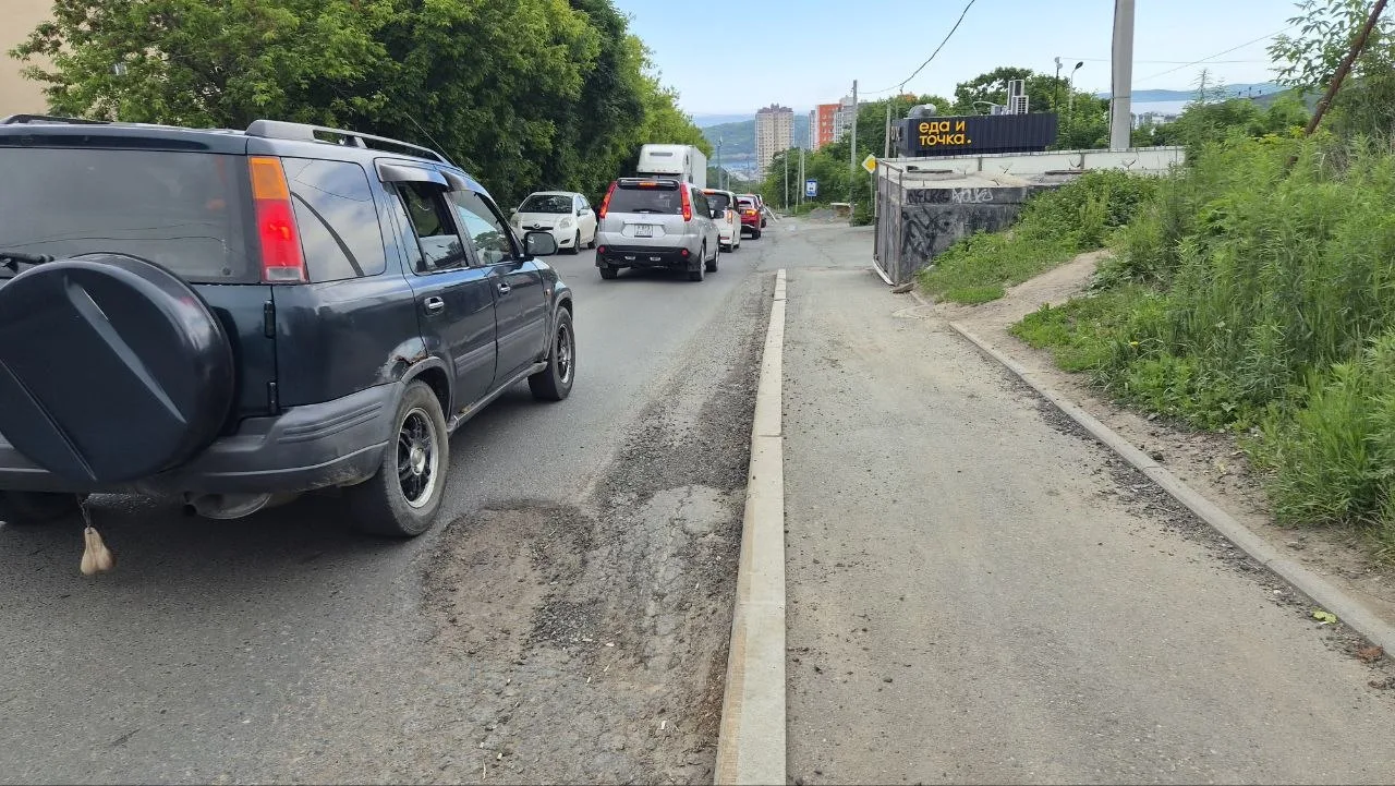 Яма на Борисенко перед поворото к Феодосийской продолжает расти. Наверно к выборам 20 с...