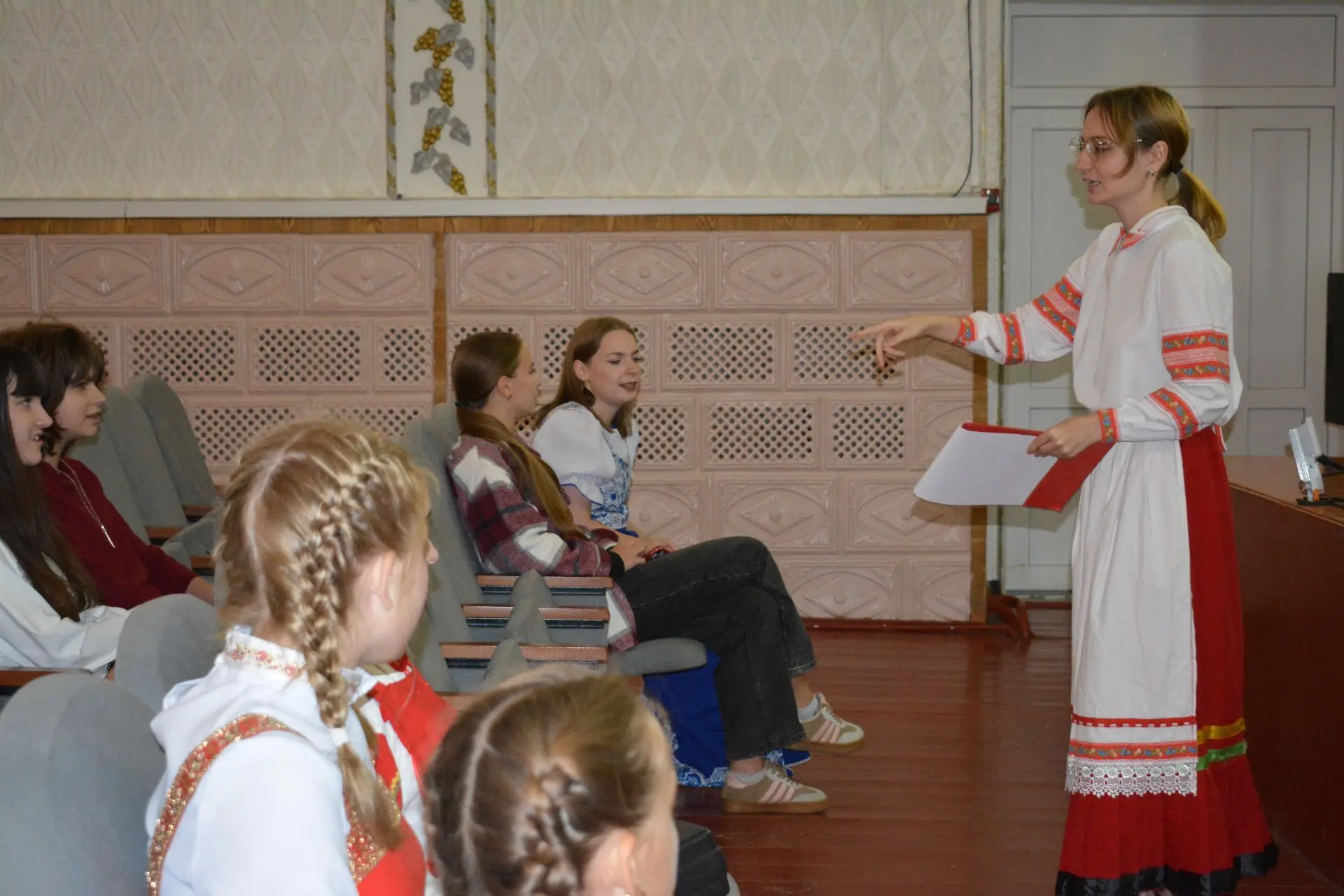 Песня русская, родная, голос льётся…