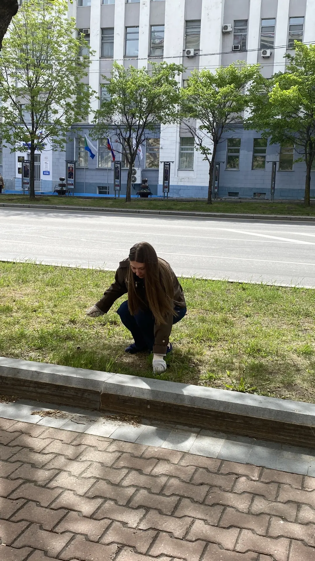 Коллектив ДВИУ РАНХиГС принял участие в весеннем этапе благоустройства территории