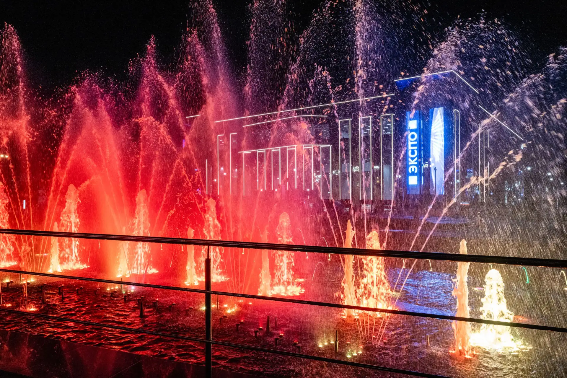 😍 Космические фото фонтана под макетом ракеты-носителя «Восток» на площади Промышленно...