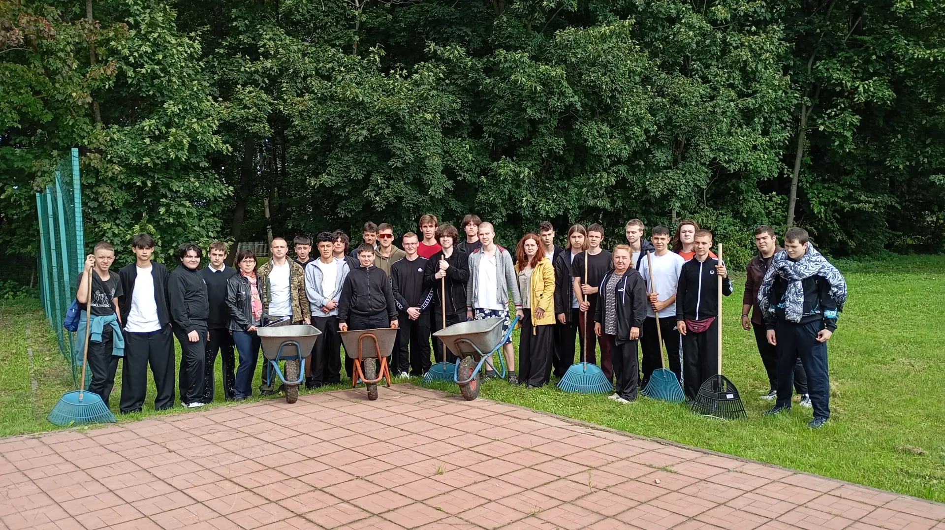 🌳 Волонтёрский субботник: вместе делаем парк музея красивее 🌳